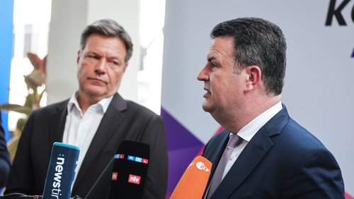 Auch für Wirtschaftsminister Robert Habeck (links) und Arbeitsminister Hubertus Heil (rechts) ist der Fachkräftemangel ein großes Problem.